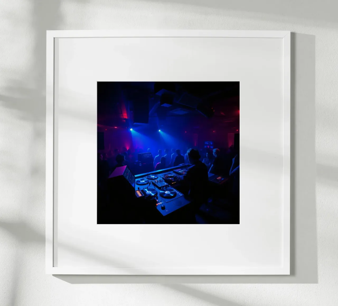 Energetisches Nachtleben in einem pulsierenden Club mit DJ-Performance Poster von DesignDoodle