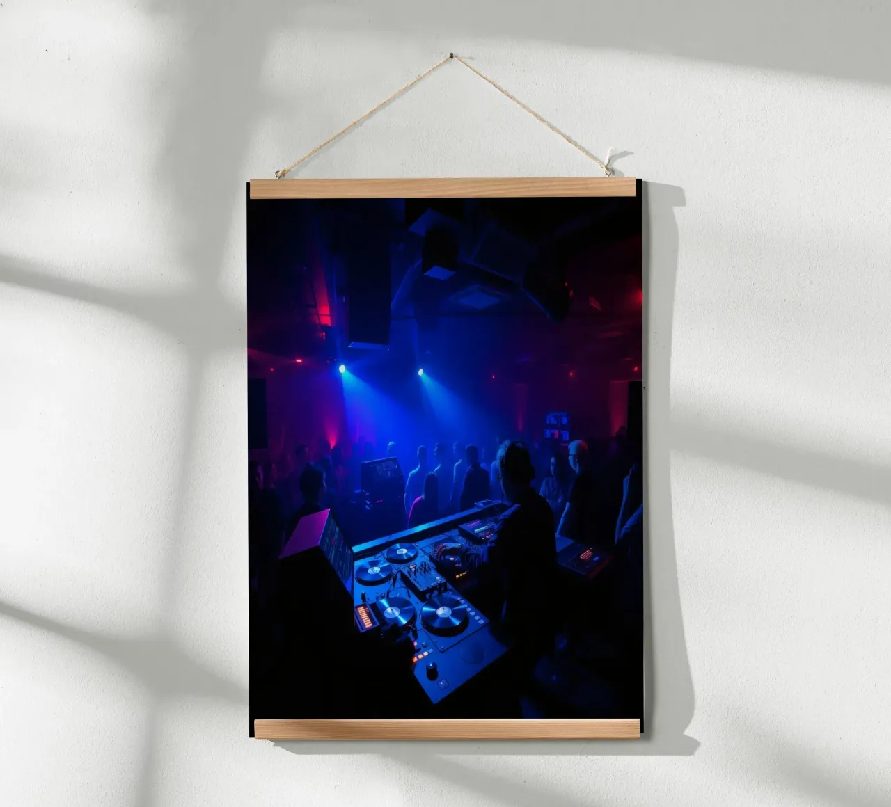 Energetisches Nachtleben in einem pulsierenden Club mit DJ-Performance Poster von DesignDoodle
