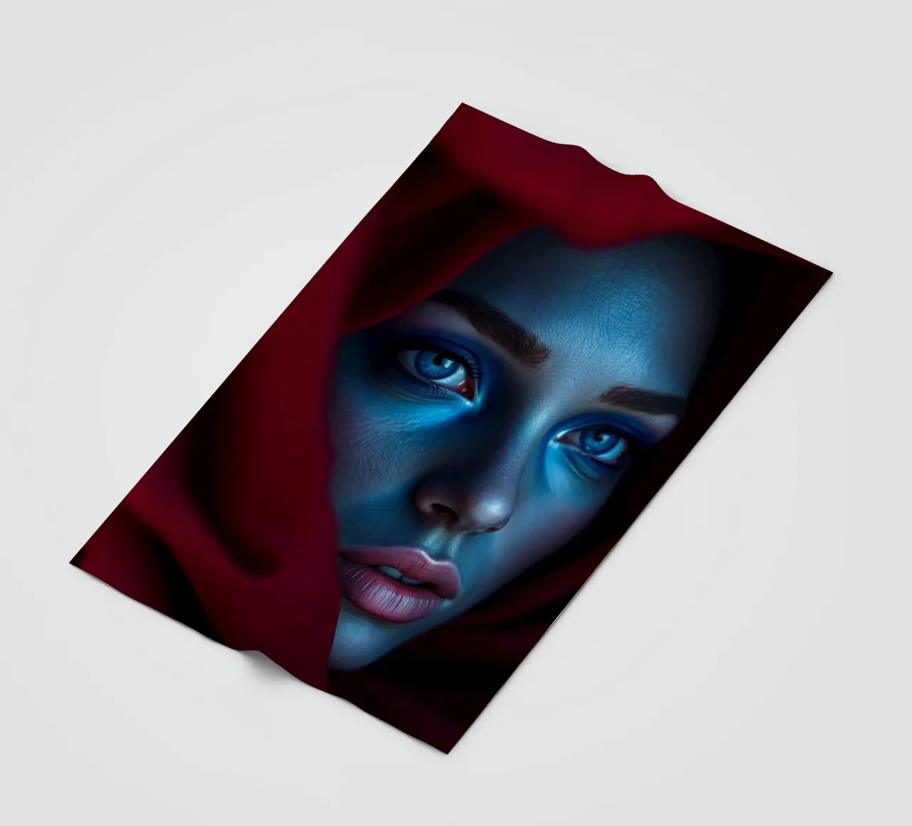 Donna enigmatica, con trucco blu e drappeggio cremisi, di grande effetto coperta in pile da DesignDoodle