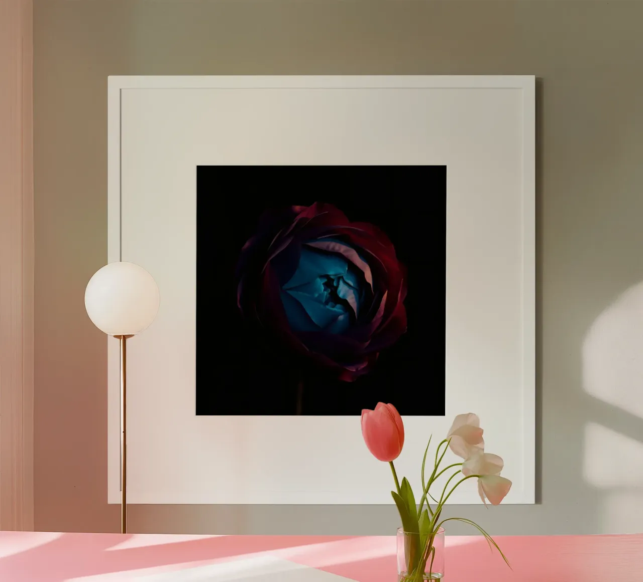 Lebendige Rose mit blau leuchtendem, verzweigtem Blütenblatt in der Mitte Poster von DesignDoodle