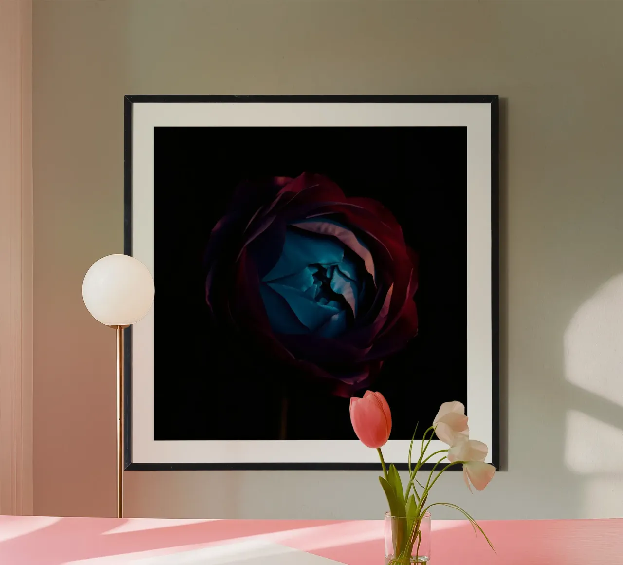 Lebendige Rose mit blau leuchtendem, verzweigtem Blütenblatt in der Mitte Poster von DesignDoodle