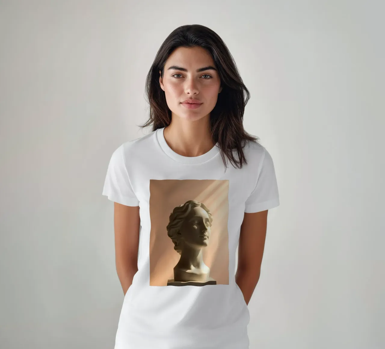 Scultura in marmo bianco di una testa di donna illuminata da una luce soffusa. t-shirt da DesignDoodle