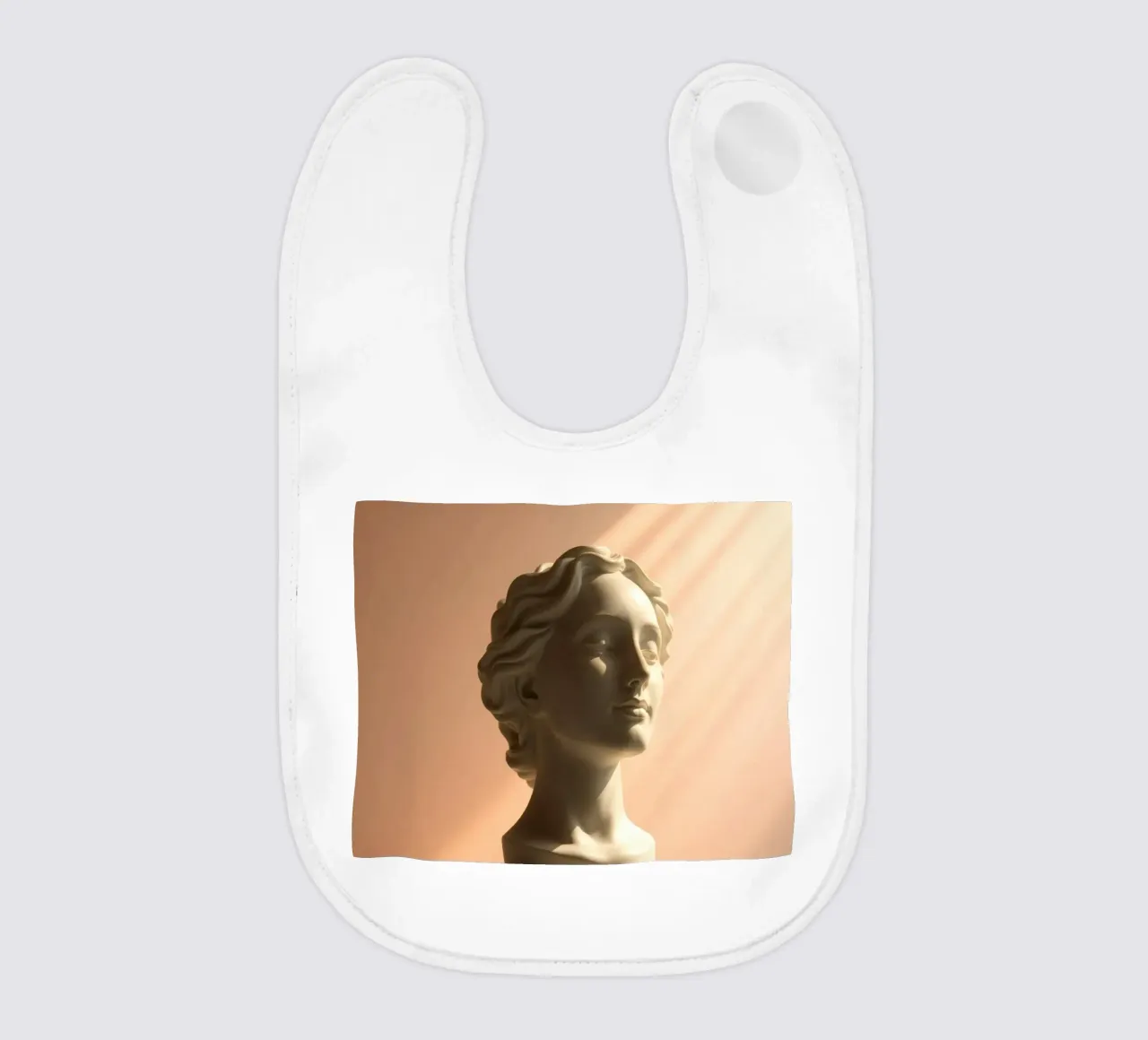 Scultura in marmo bianco di una testa di donna illuminata da una luce soffusa. bavaglino da DesignDoodle