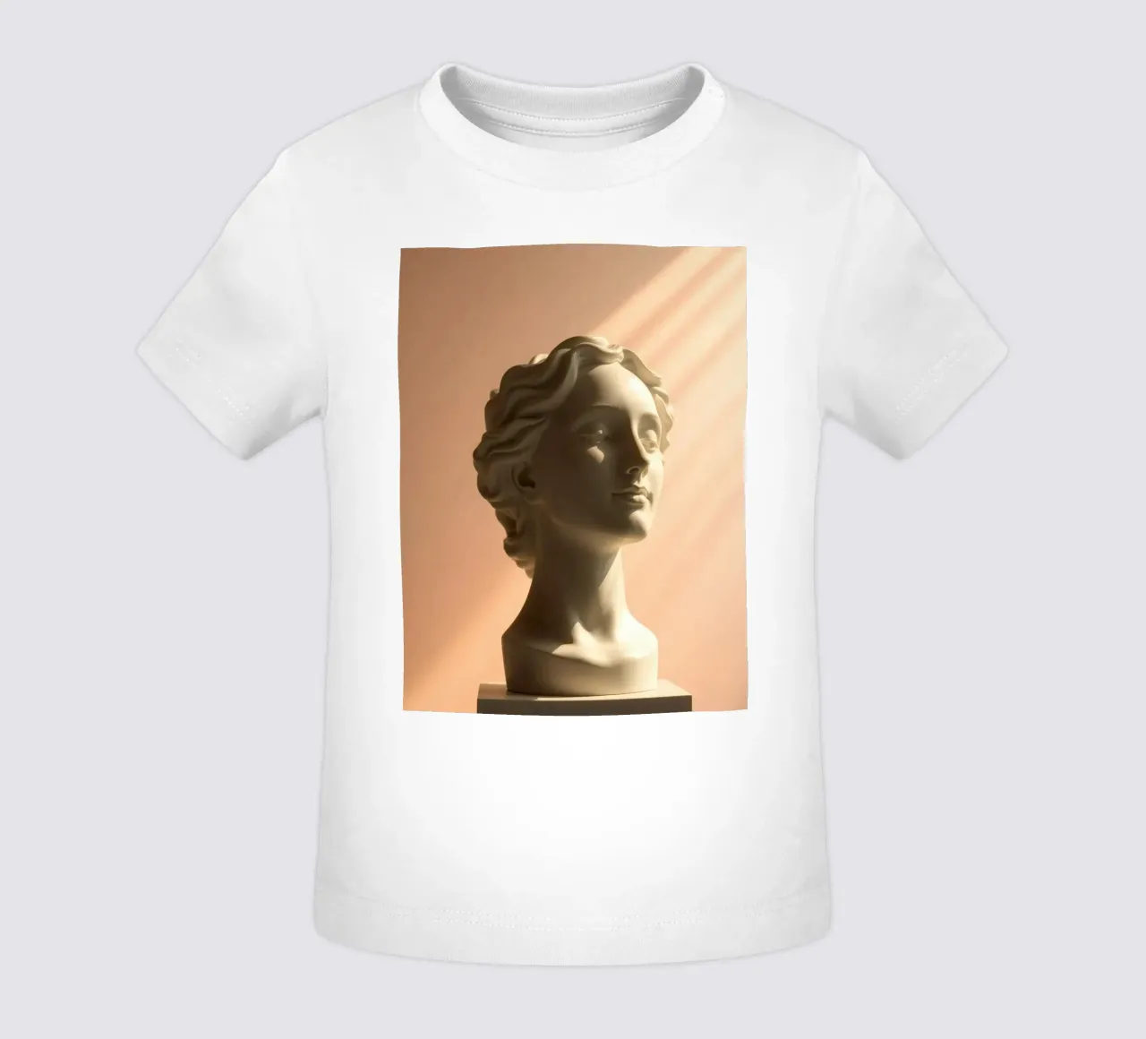 Scultura in marmo bianco di una testa di donna illuminata da una luce soffusa. maglietta neonato da DesignDoodle