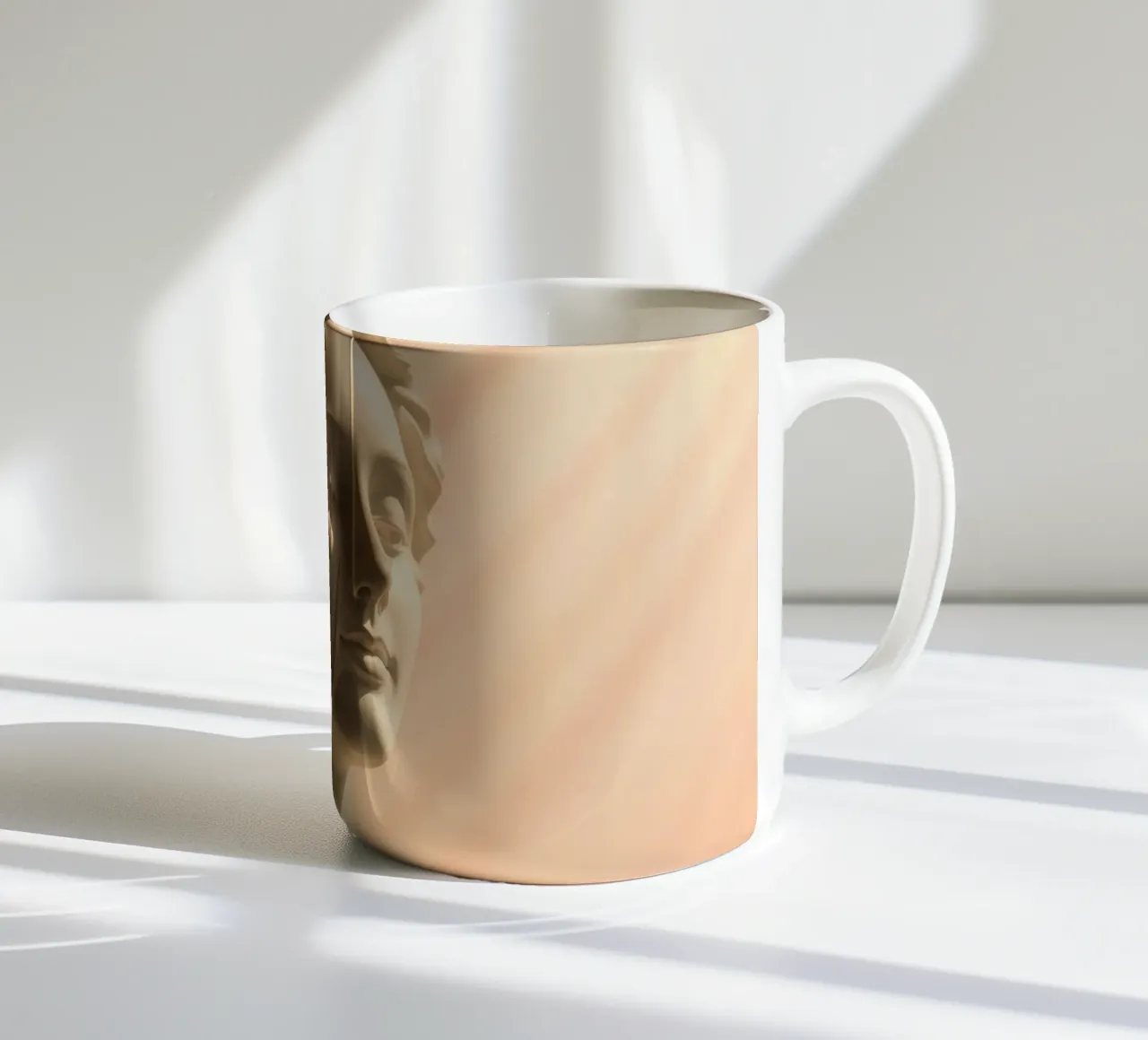Scultura in marmo bianco di una testa di donna illuminata da una luce soffusa. tazza in ceramica da DesignDoodle