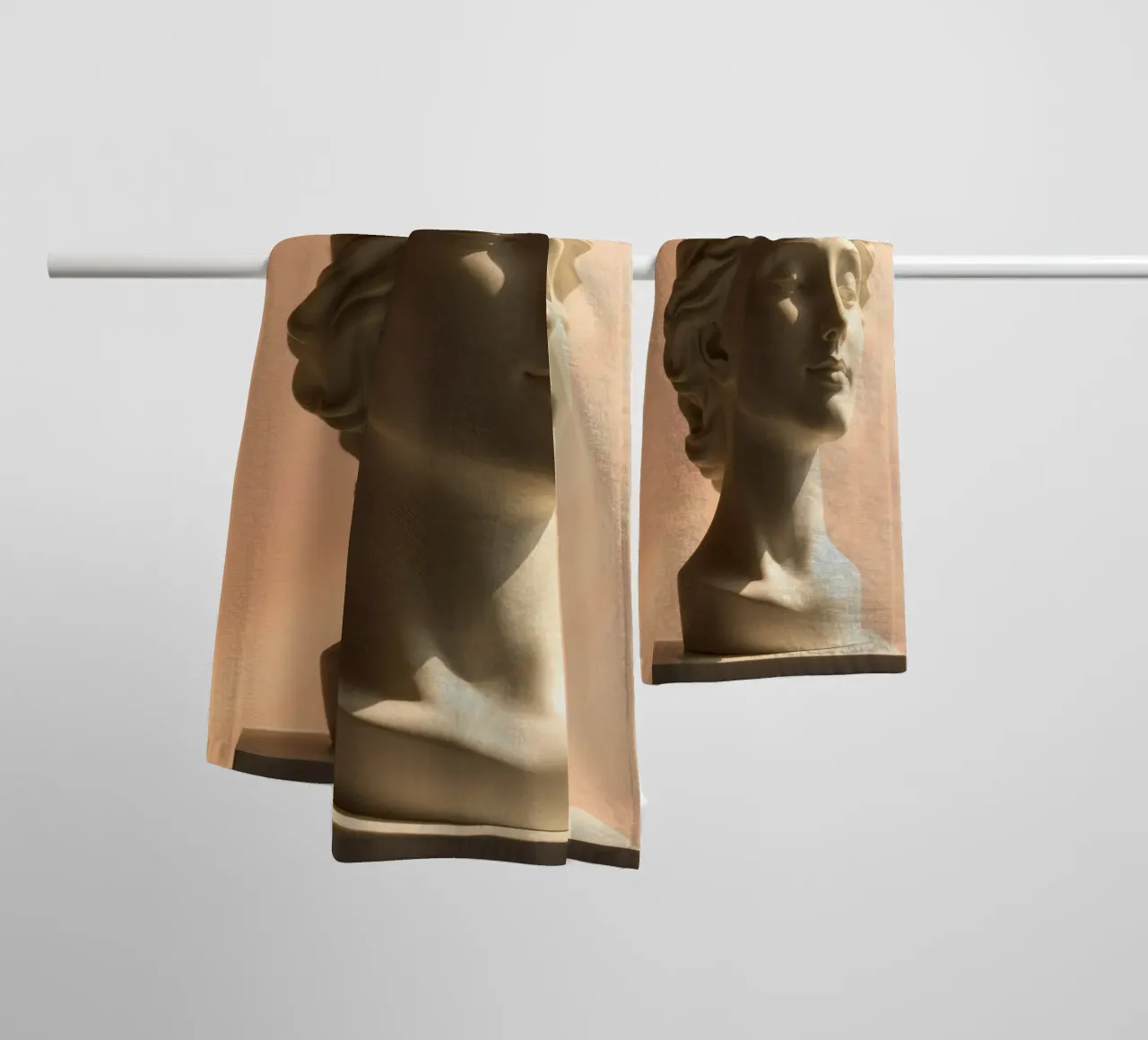 Scultura in marmo bianco di una testa di donna illuminata da una luce soffusa. asciugamano da bagno da DesignDoodle