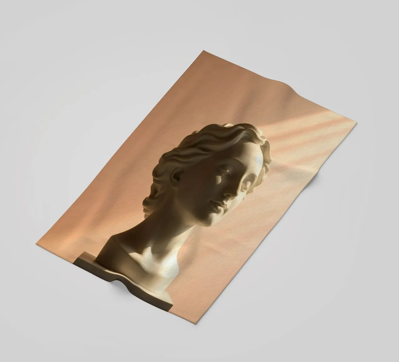 Scultura in marmo bianco di una testa di donna illuminata da una luce soffusa. telo mare da DesignDoodle