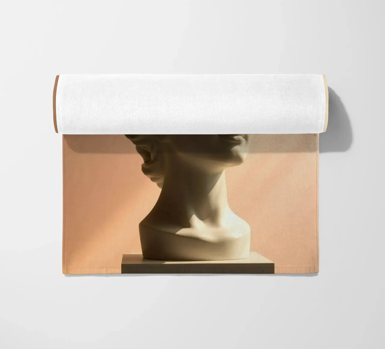 Scultura in marmo bianco di una testa di donna illuminata da una luce soffusa. telo mare da DesignDoodle
