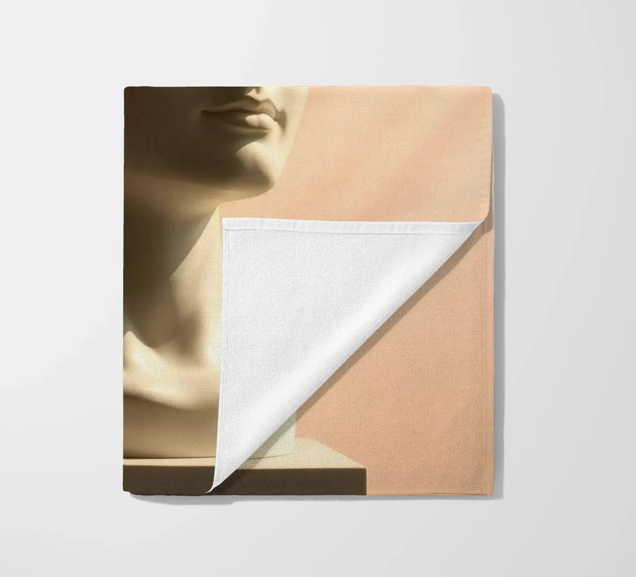 Scultura in marmo bianco di una testa di donna illuminata da una luce soffusa. telo mare da DesignDoodle