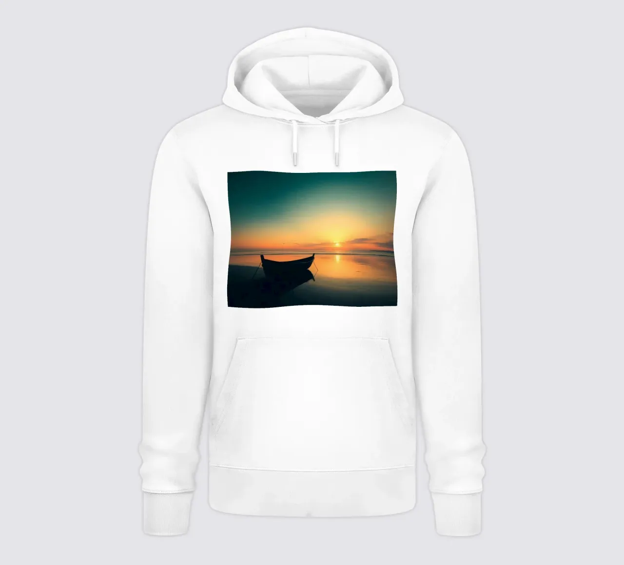 Barca sagomata che riposa sull'acqua calma al tramonto con vibrazioni e colori. felpa con cappuccio da DesignDoodle