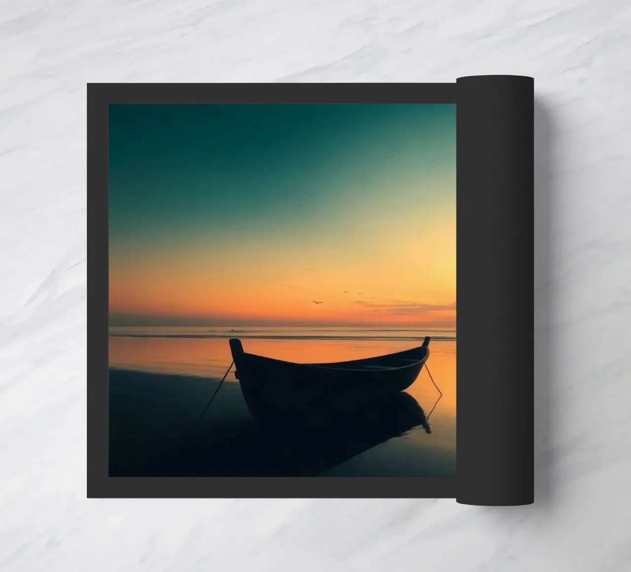 Silhouet boot rustend op kalm water bij zonsondergang met vibran deurmat van DesignDoodle