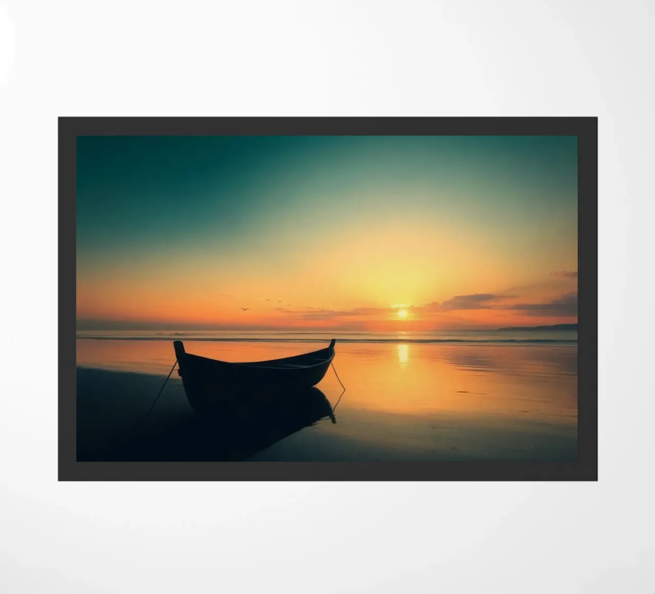 Silhouet boot rustend op kalm water bij zonsondergang met vibran deurmat van DesignDoodle