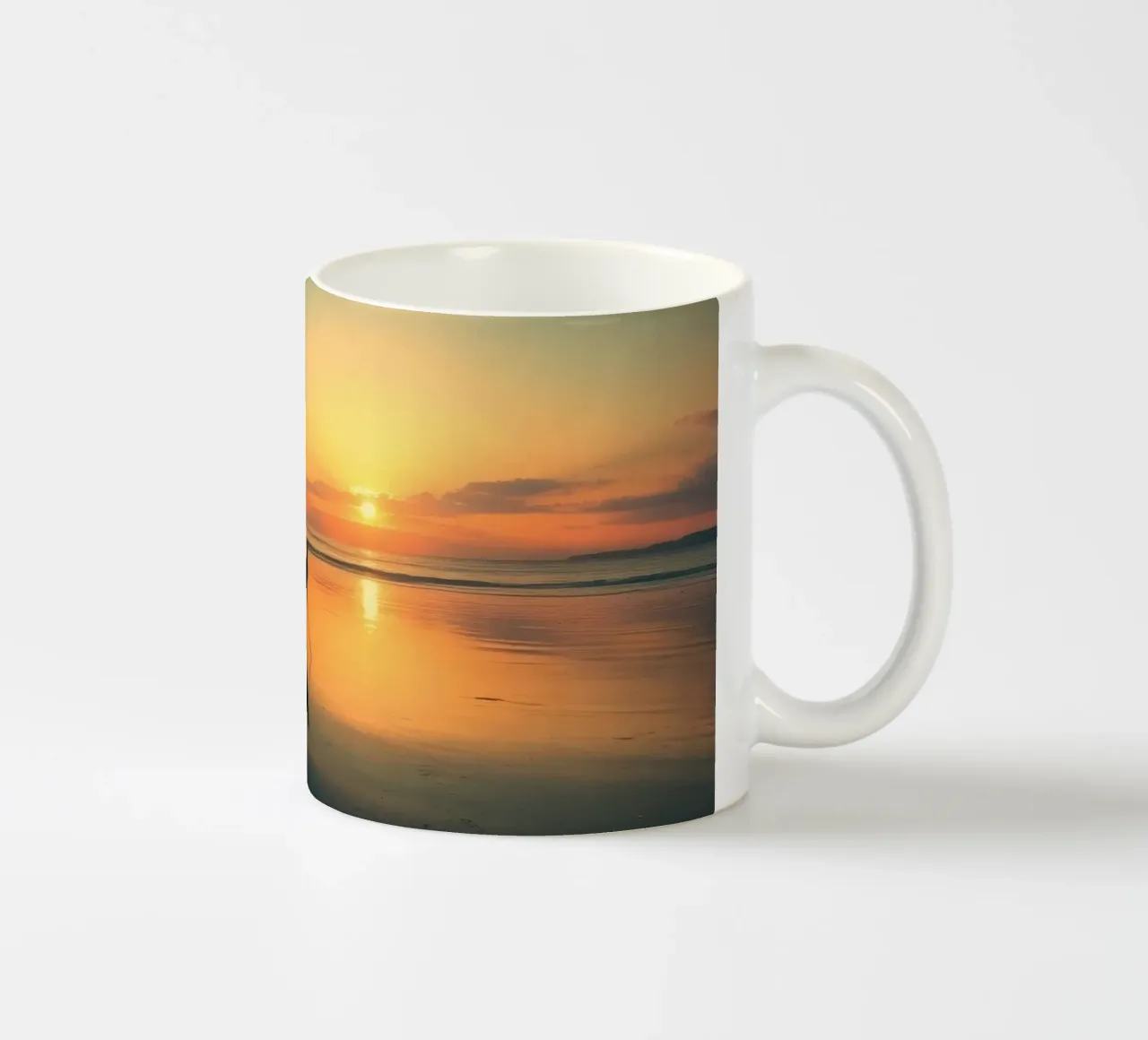 Silhouet boot rustend op kalm water bij zonsondergang met vibran keramische mok van DesignDoodle