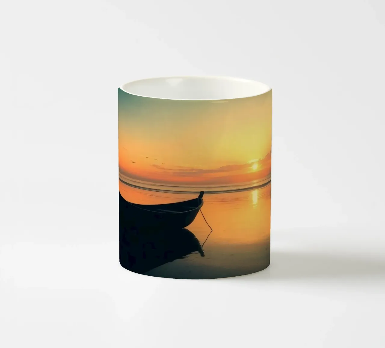 Silhouet boot rustend op kalm water bij zonsondergang met vibran keramische mok van DesignDoodle