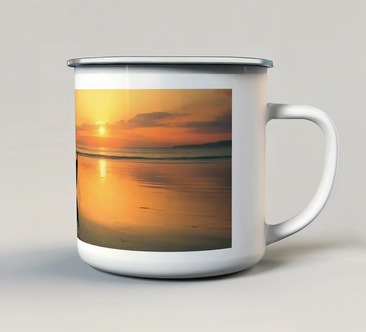 Silhouet boot rustend op kalm water bij zonsondergang met vibran emaille mok van DesignDoodle