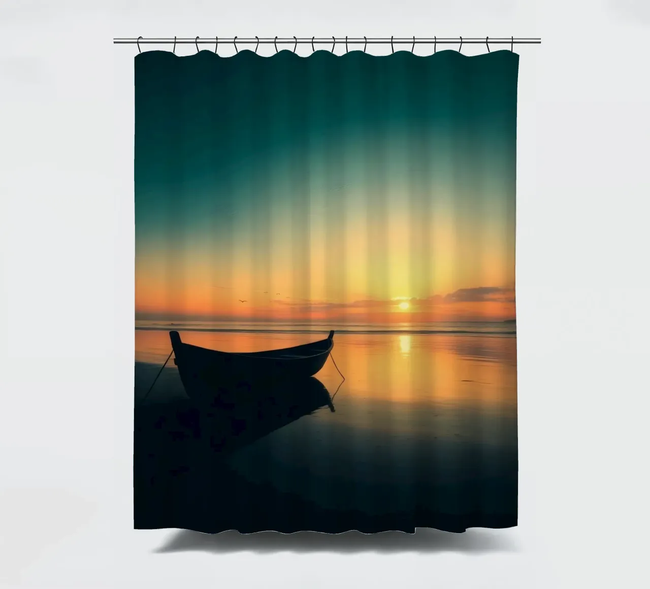 Silhouet boot rustend op kalm water bij zonsondergang met vibran douchegordijn van DesignDoodle