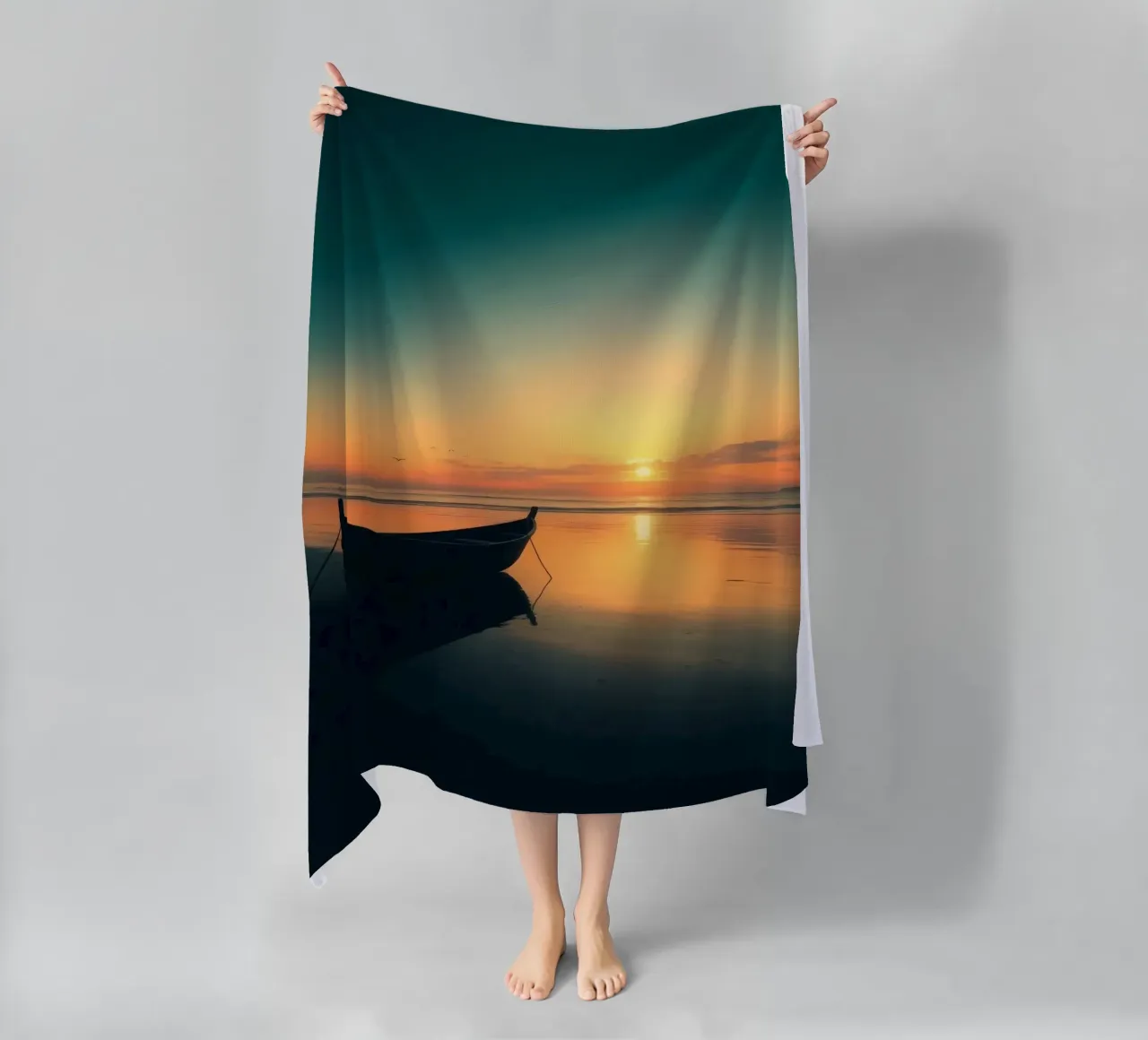 Silhouet boot rustend op kalm water bij zonsondergang met vibran strandhanddoek van DesignDoodle