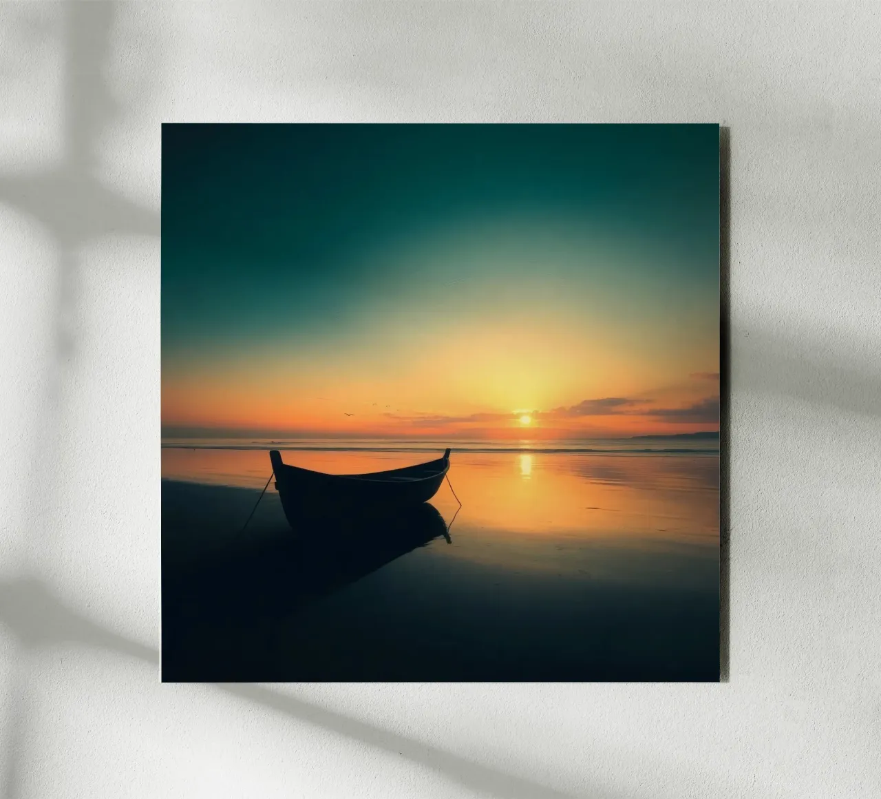Barca sagomata che riposa sull'acqua calma al tramonto con vibrazioni e colori. alluminio dibond da DesignDoodle