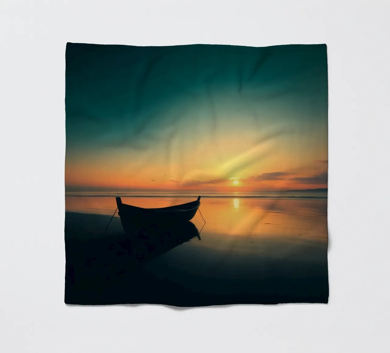 Silhouet boot rustend op kalm water bij zonsondergang met vibran fleecedeken van DesignDoodle