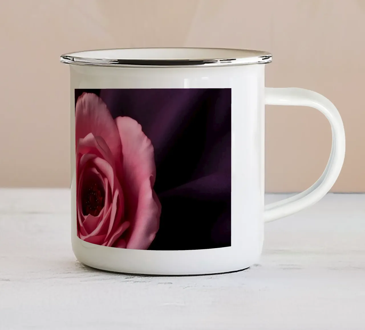 Elegante rosa appoggiata su un ricco tessuto viola tazza in smalto da DesignDoodle