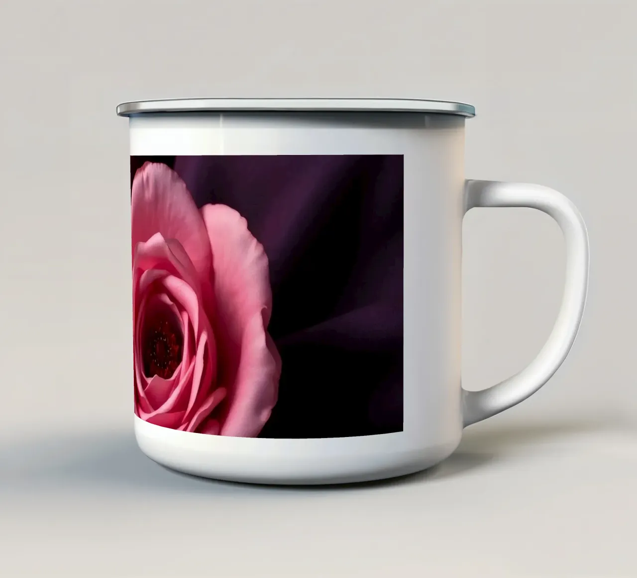 Elegante rosa appoggiata su un ricco tessuto viola tazza in smalto da DesignDoodle
