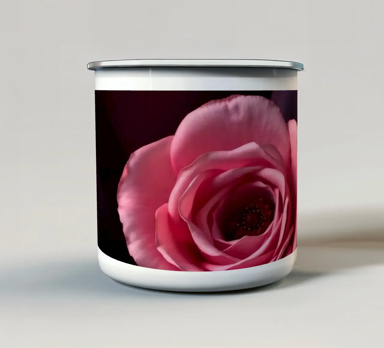 Elegante rosa appoggiata su un ricco tessuto viola tazza in smalto da DesignDoodle