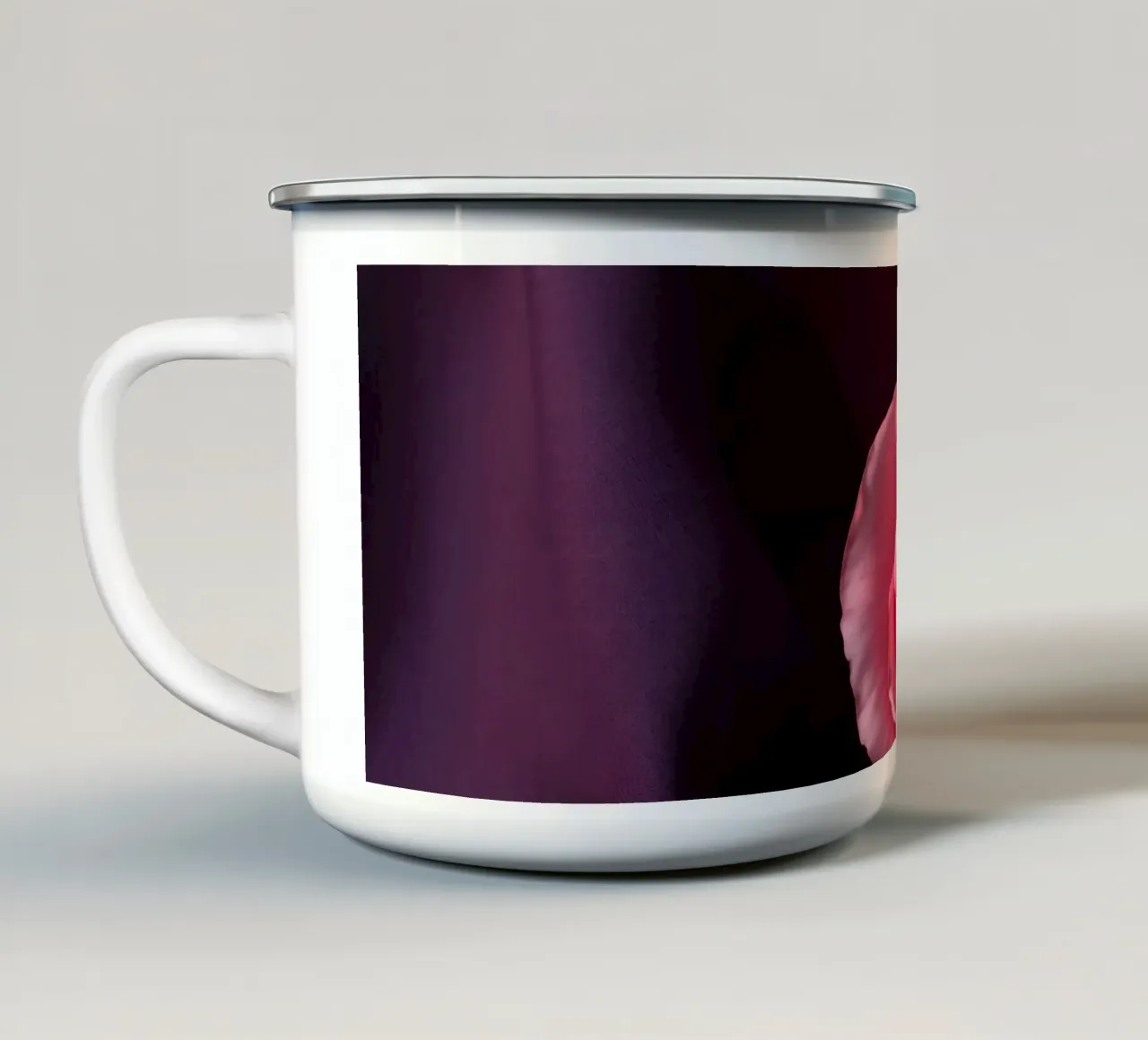 Elegante rosa appoggiata su un ricco tessuto viola tazza in smalto da DesignDoodle