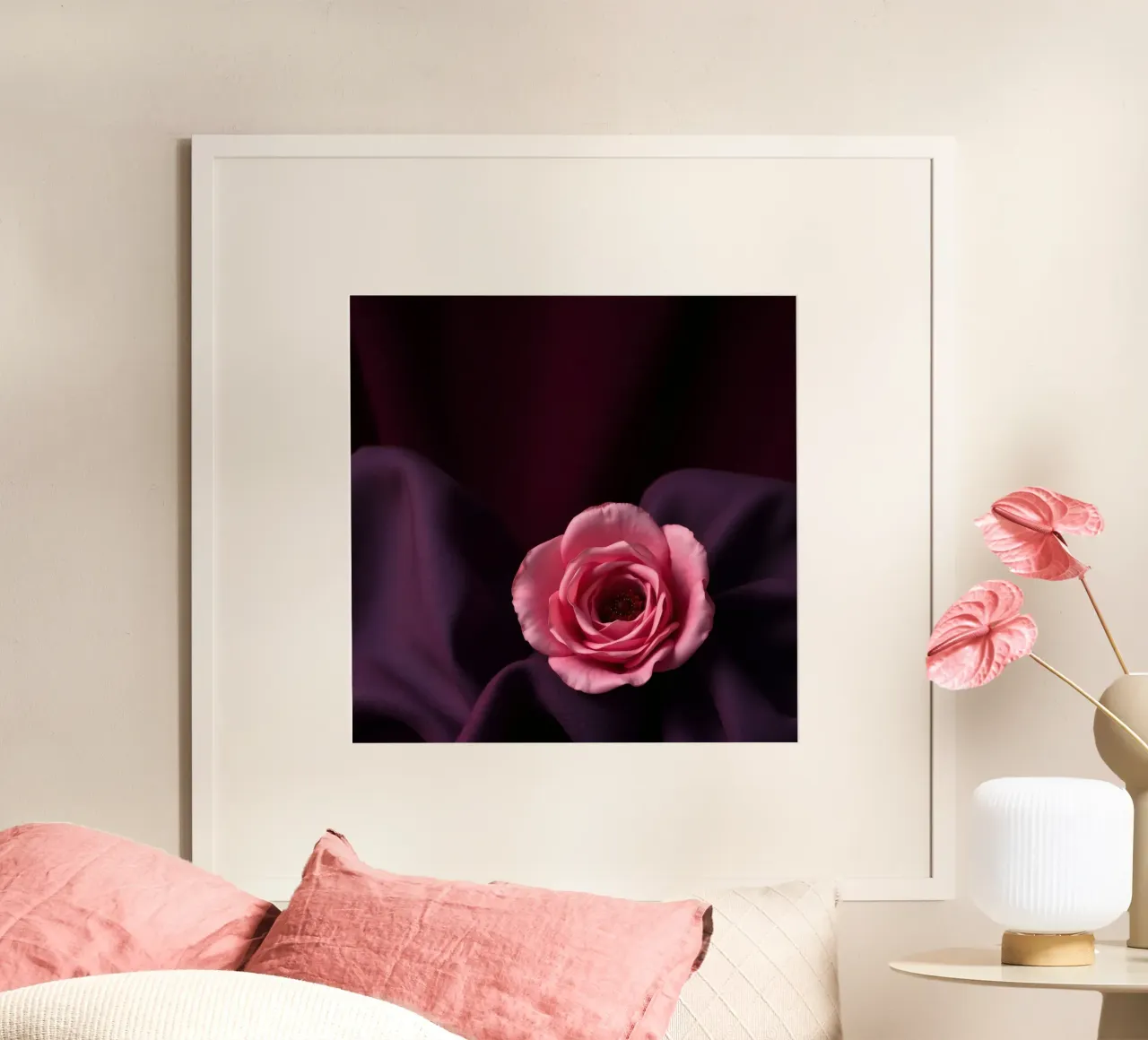 Elegante rosa appoggiata su un ricco tessuto viola poster con telaio in legno da DesignDoodle