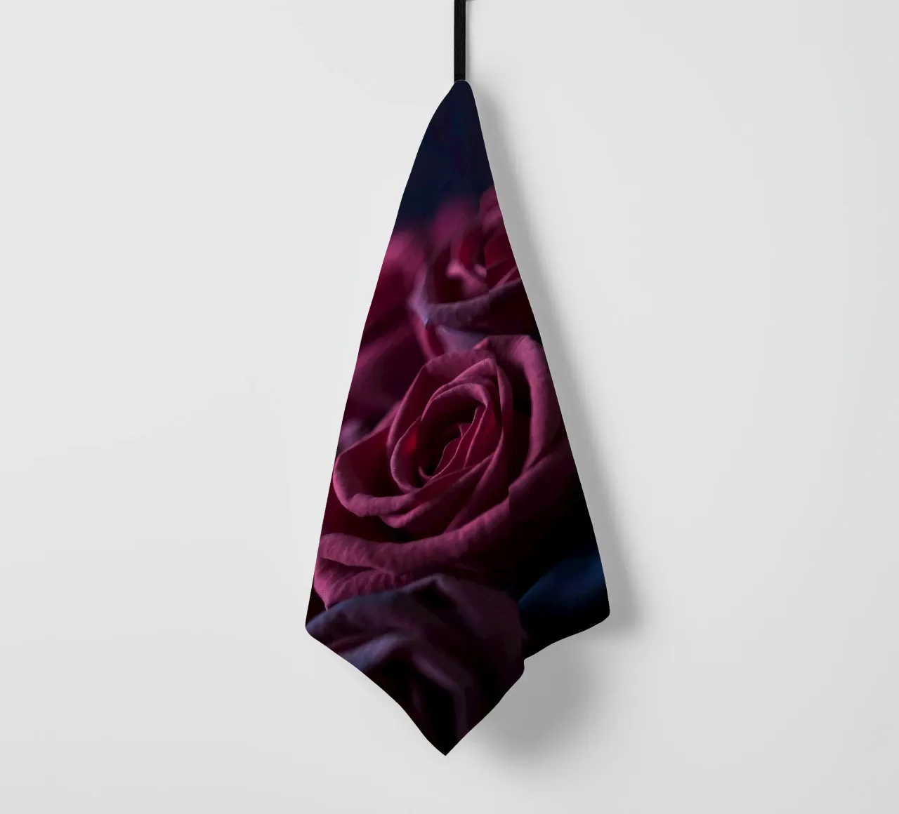 Bouquets de roses d'un rouge profond disposés avec art dans une lumière tamisée torchon de DesignDoodle