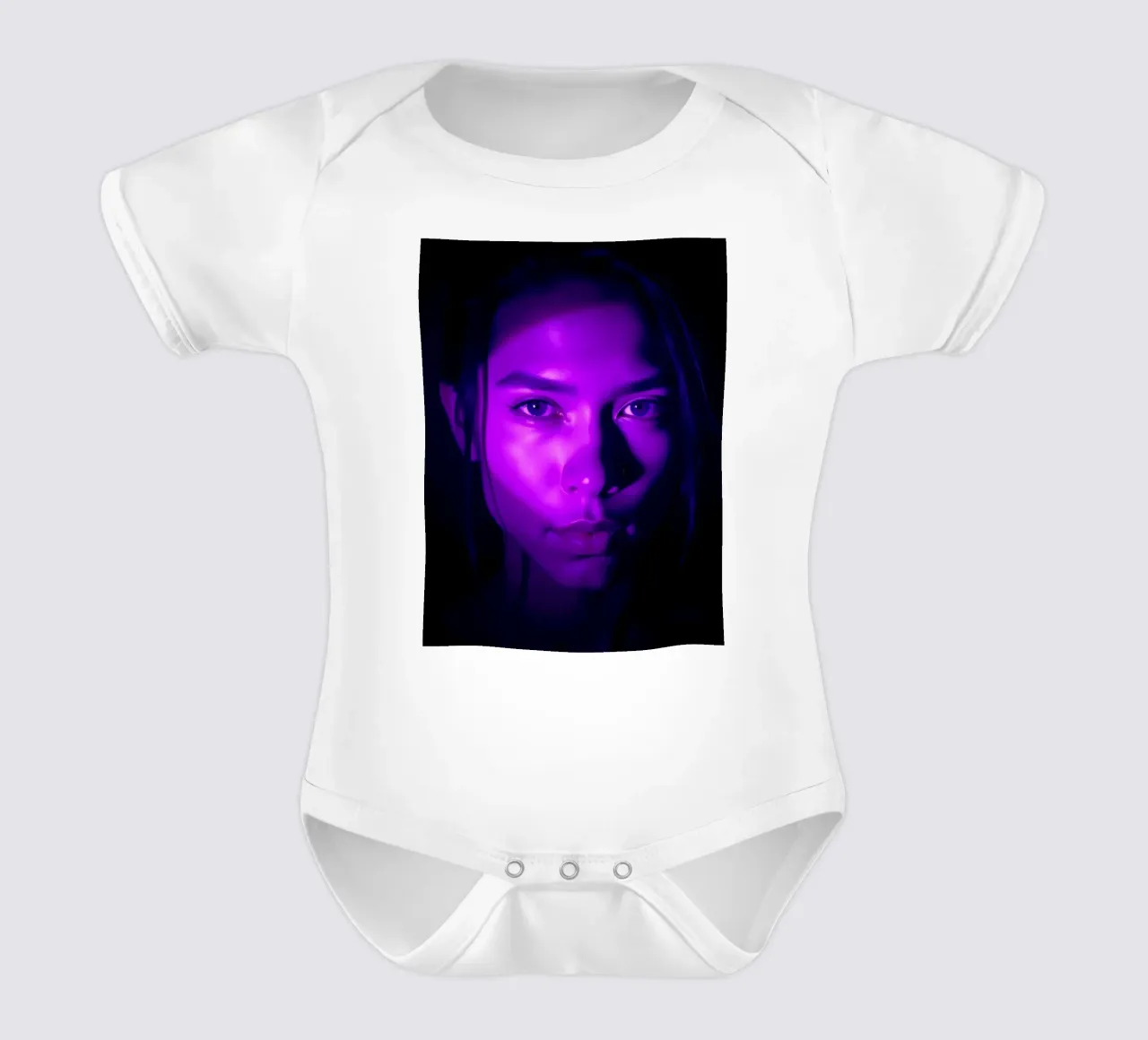 Portrait saisissant avec un éclairage violet mettant en valeur le visage. body bébé de DesignDoodle