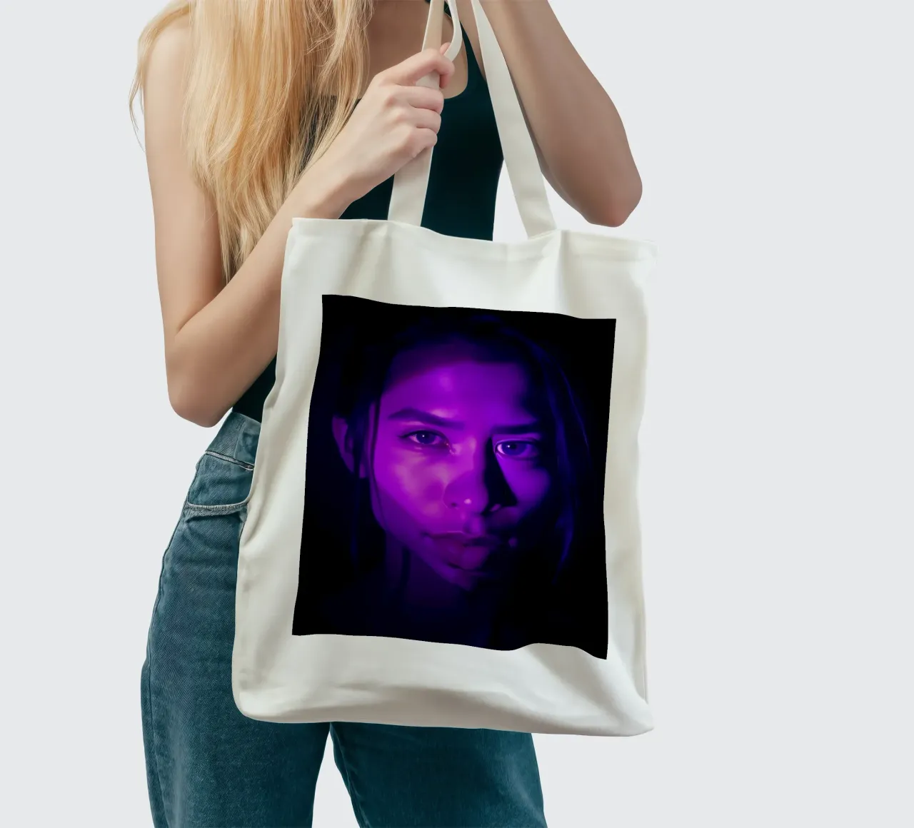 Ritratto di grande effetto con illuminazione viola che mette in evidenza il viso borsa in juta da DesignDoodle