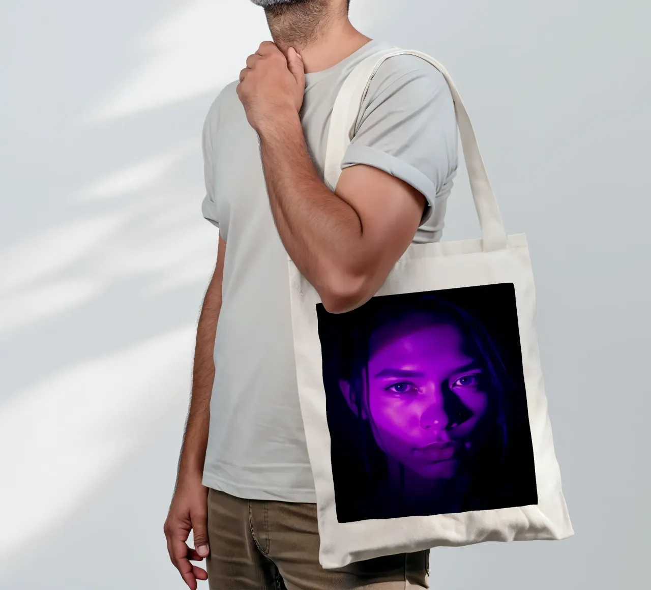 Ritratto di grande effetto con illuminazione viola che mette in evidenza il viso borsa in juta da DesignDoodle