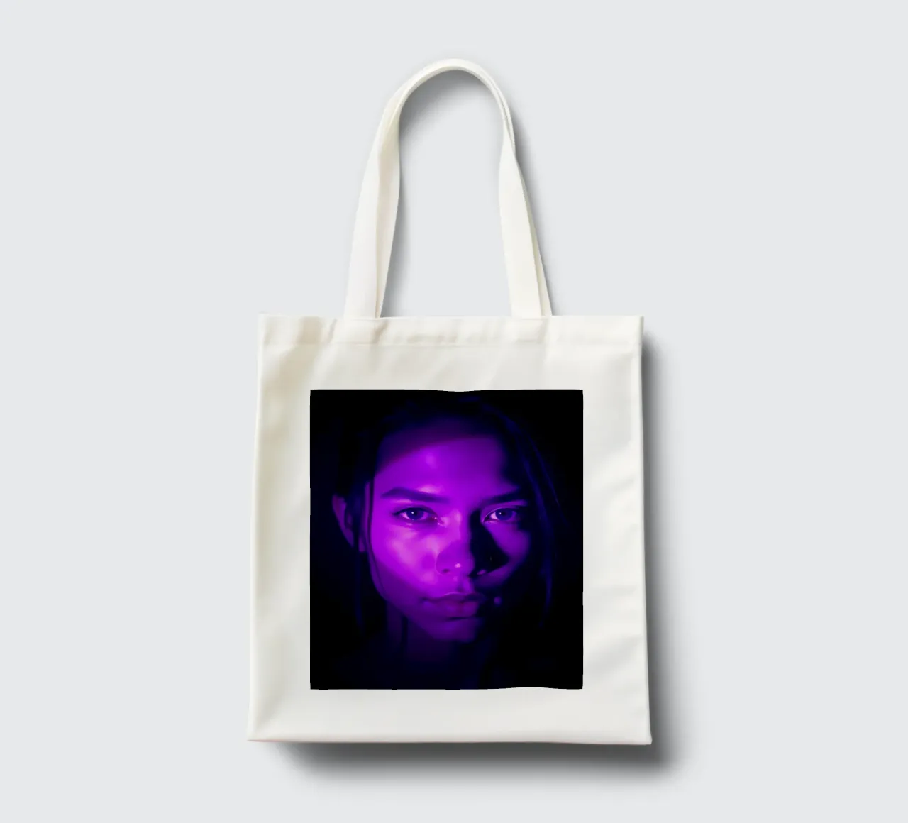 Ritratto di grande effetto con illuminazione viola che mette in evidenza il viso borsa in juta da DesignDoodle