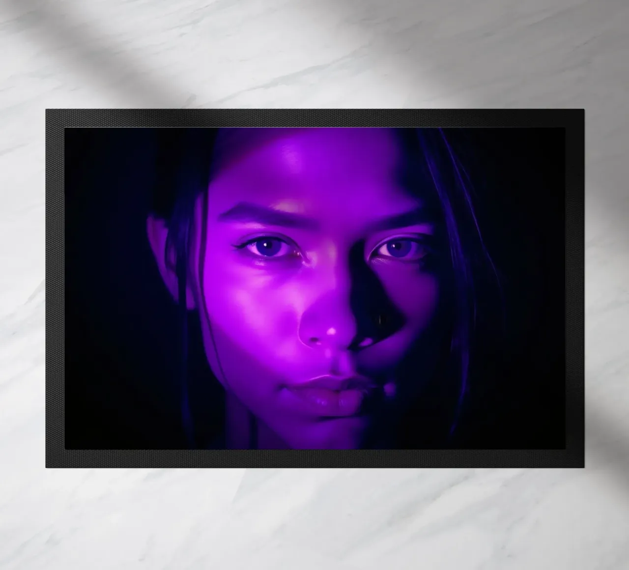 Portrait saisissant avec un éclairage violet mettant en valeur le visage. paillasson de DesignDoodle