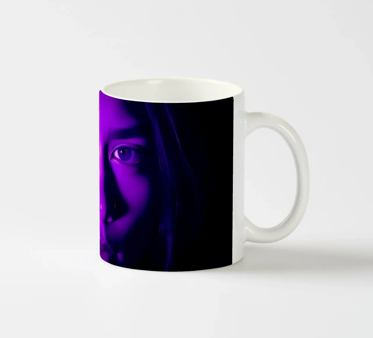 Portrait saisissant avec un éclairage violet mettant en valeur le visage. mug en céramique de DesignDoodle