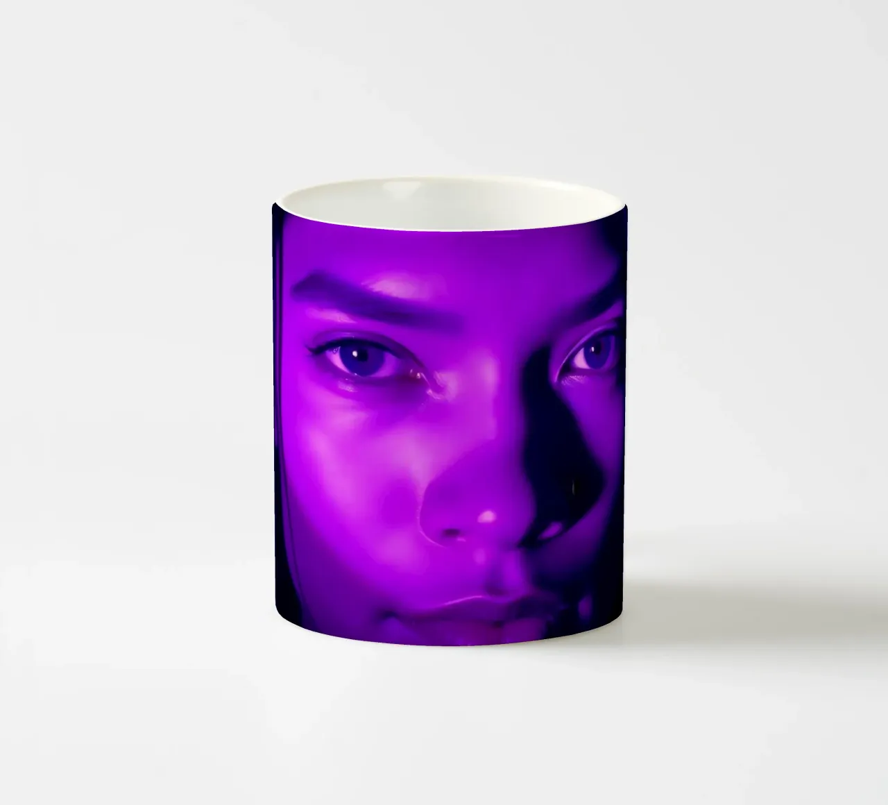 Portrait saisissant avec un éclairage violet mettant en valeur le visage. mug en céramique de DesignDoodle
