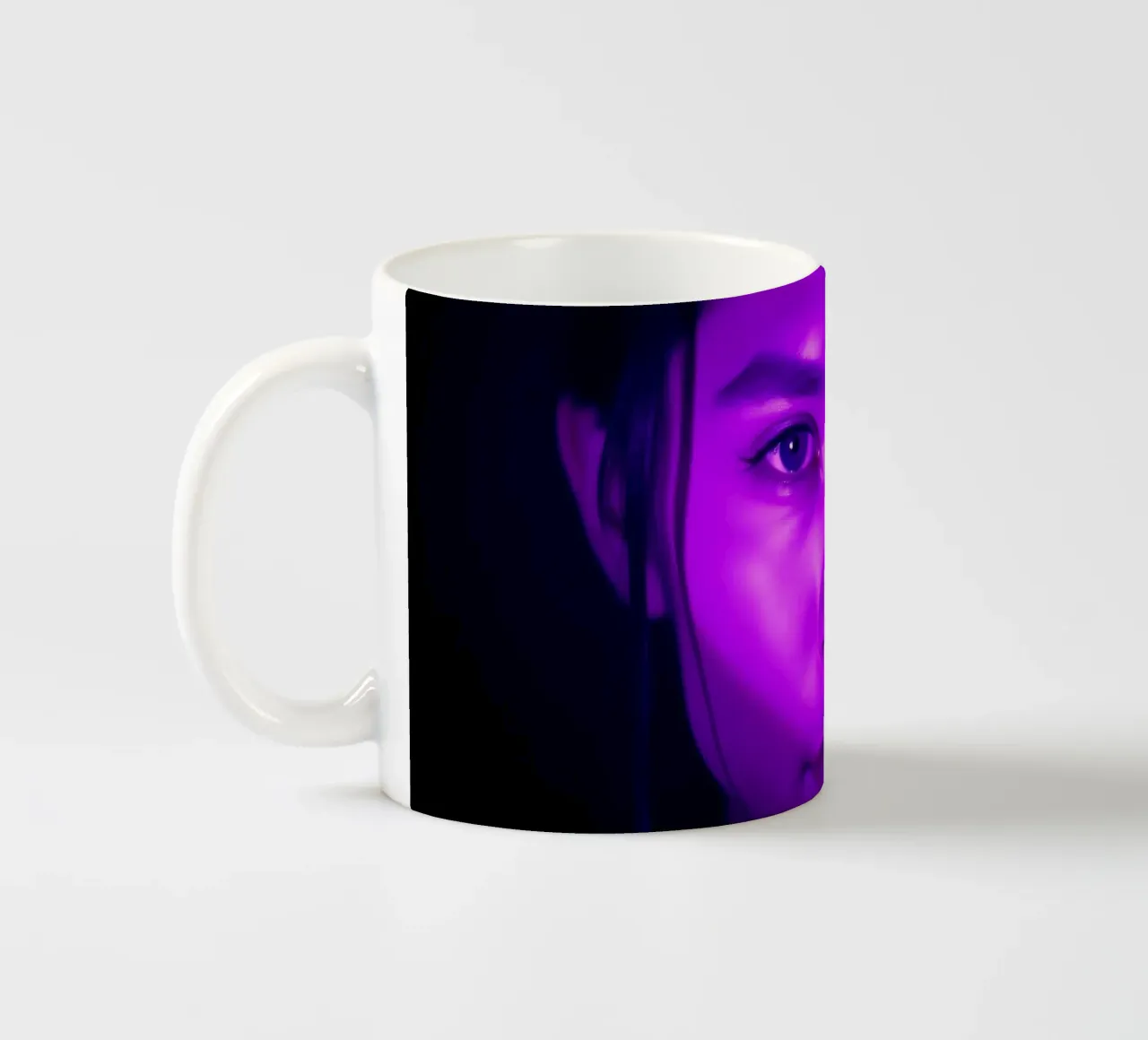 Portrait saisissant avec un éclairage violet mettant en valeur le visage. mug en céramique de DesignDoodle