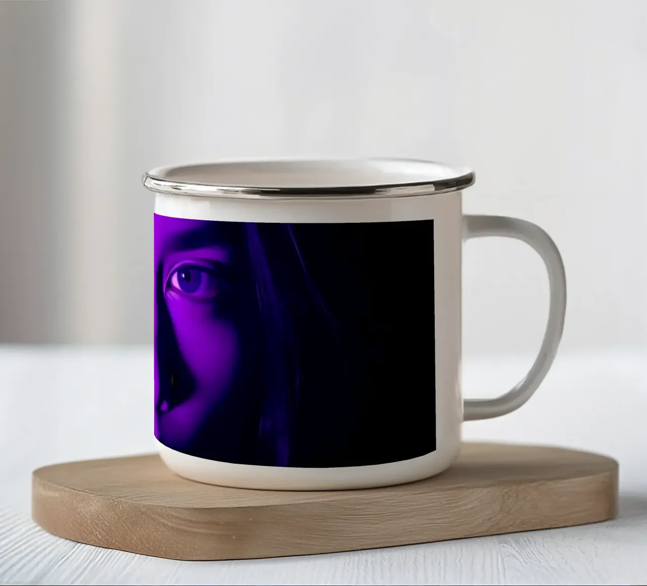 Portrait saisissant avec un éclairage violet mettant en valeur le visage. mug en émail de DesignDoodle