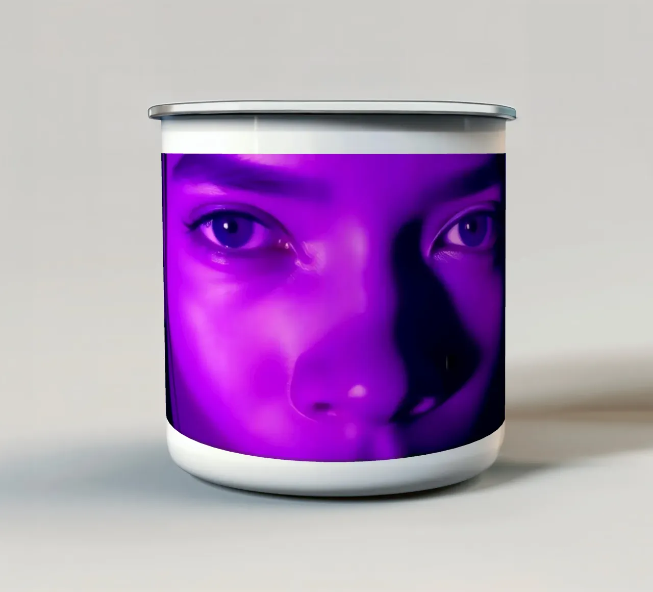 Portrait saisissant avec un éclairage violet mettant en valeur le visage. mug en émail de DesignDoodle