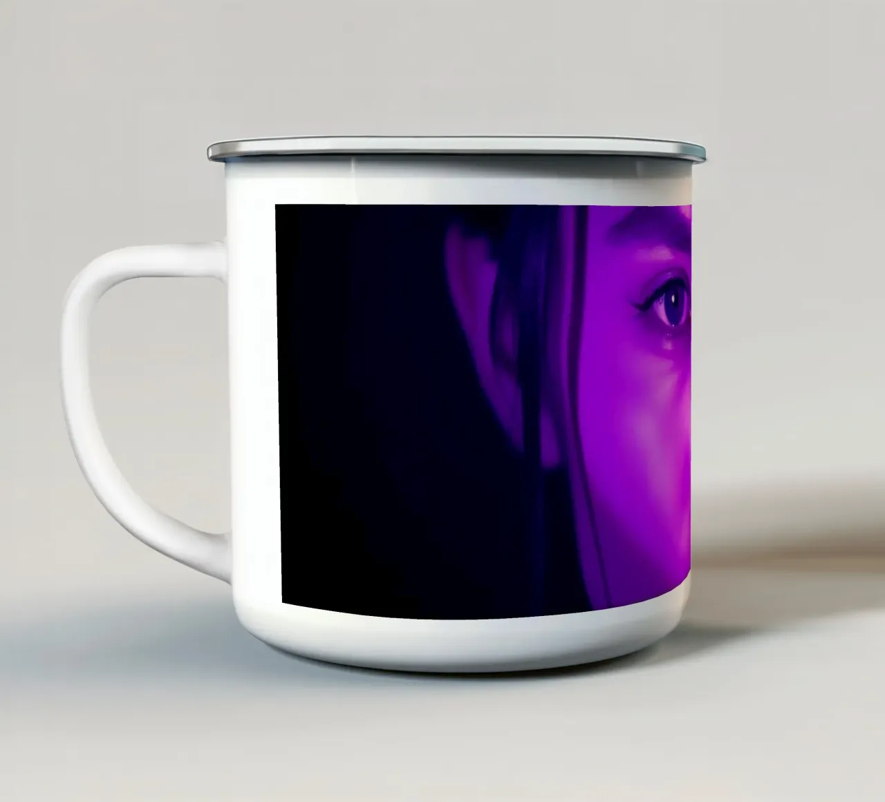 Portrait saisissant avec un éclairage violet mettant en valeur le visage. mug en émail de DesignDoodle