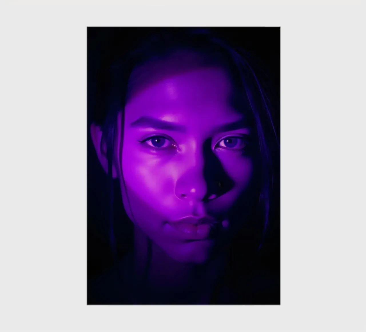 Portrait saisissant avec un éclairage violet mettant en valeur le visage. carnet de notes de DesignDoodle