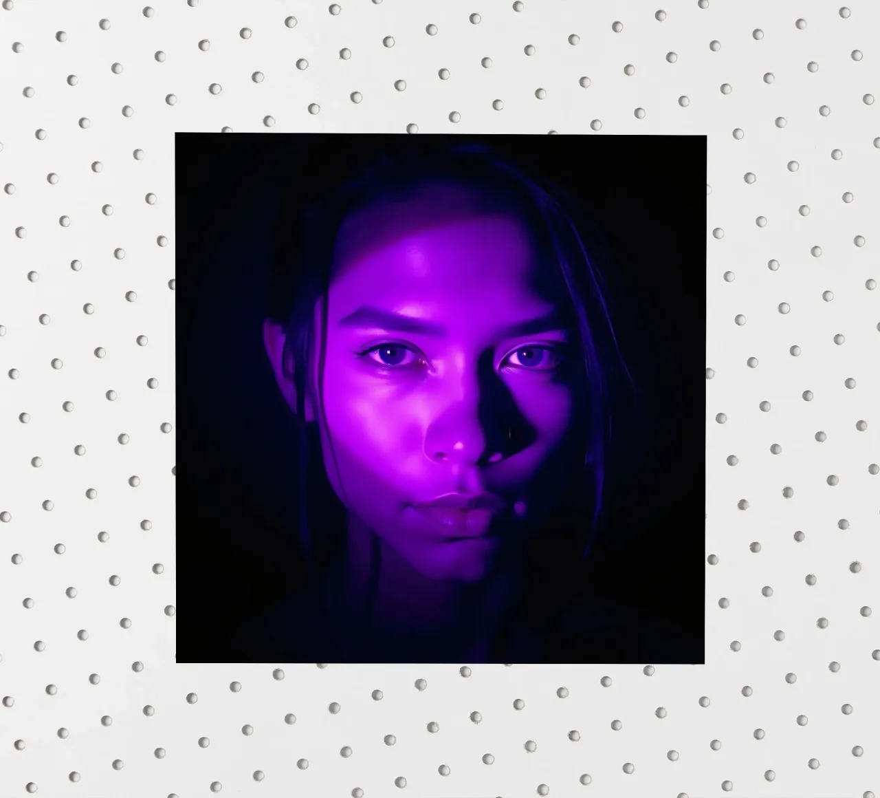 Portrait saisissant avec un éclairage violet mettant en valeur le visage. autocollant de DesignDoodle