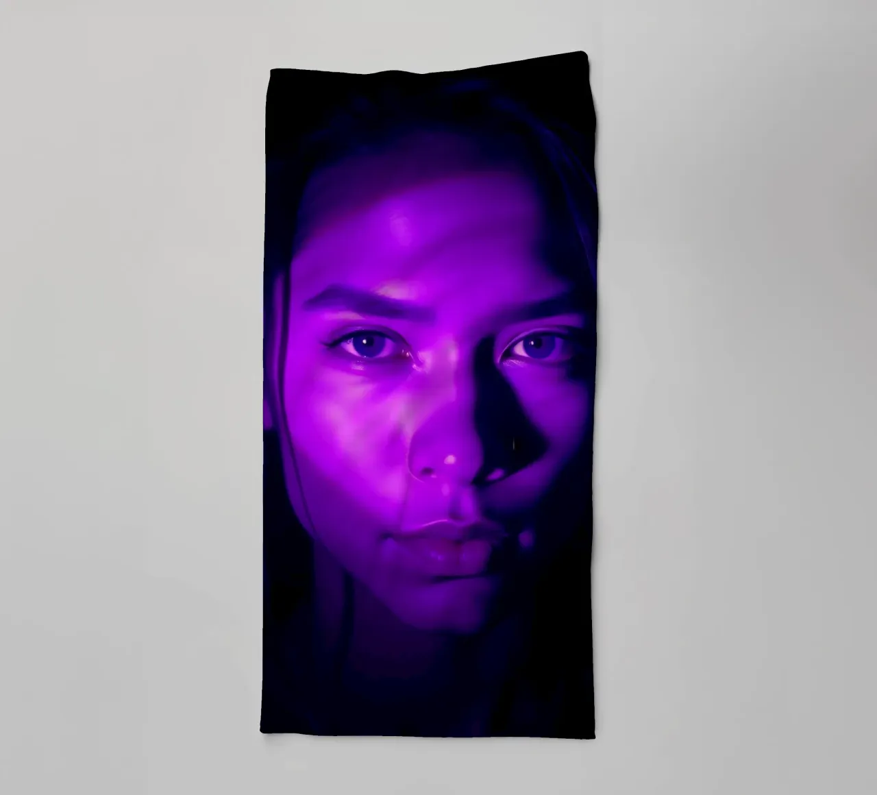 Portrait saisissant avec un éclairage violet mettant en valeur le visage. serviette de bain de DesignDoodle
