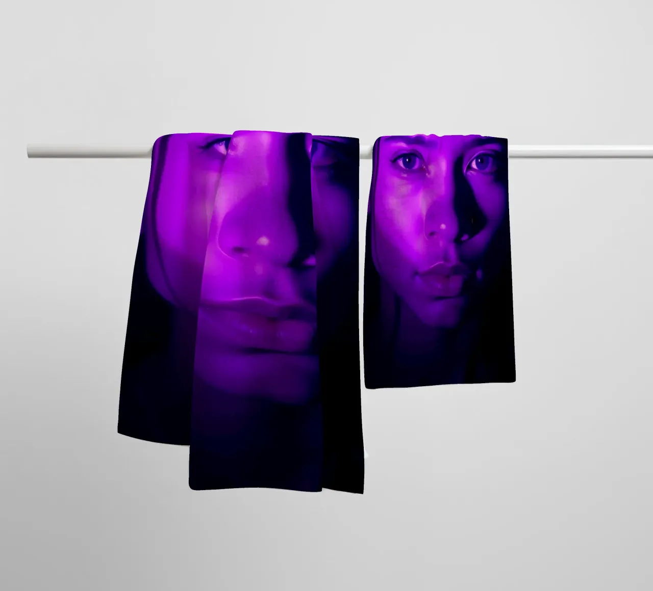 Portrait saisissant avec un éclairage violet mettant en valeur le visage. serviette de bain de DesignDoodle