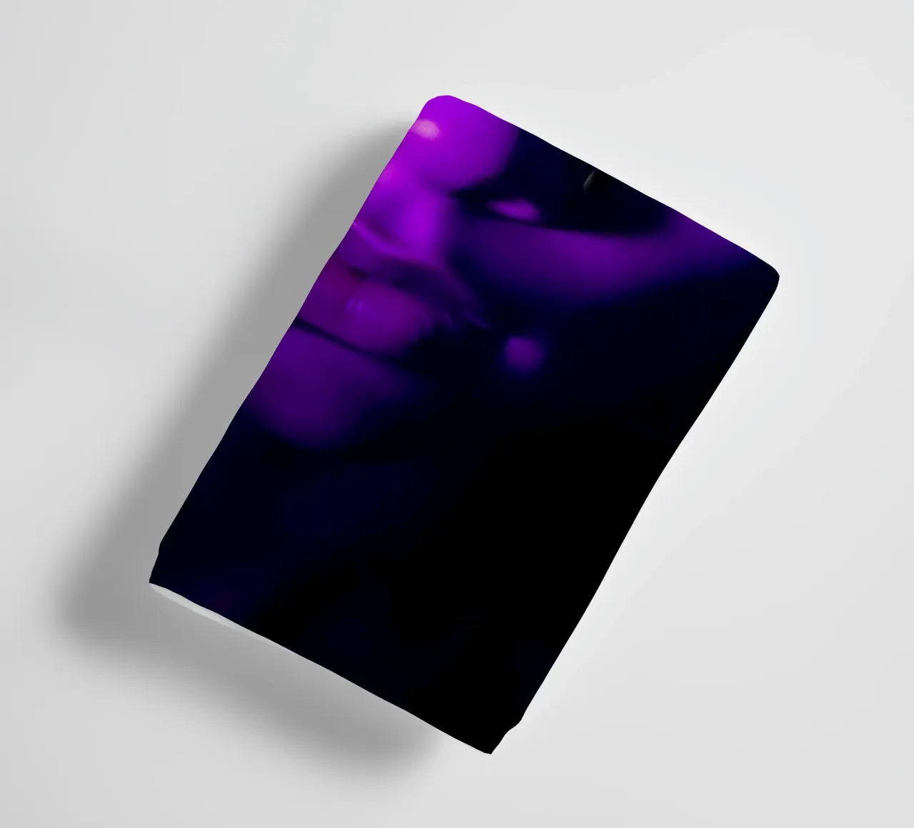 Portrait saisissant avec un éclairage violet mettant en valeur le visage. serviette de bain de DesignDoodle