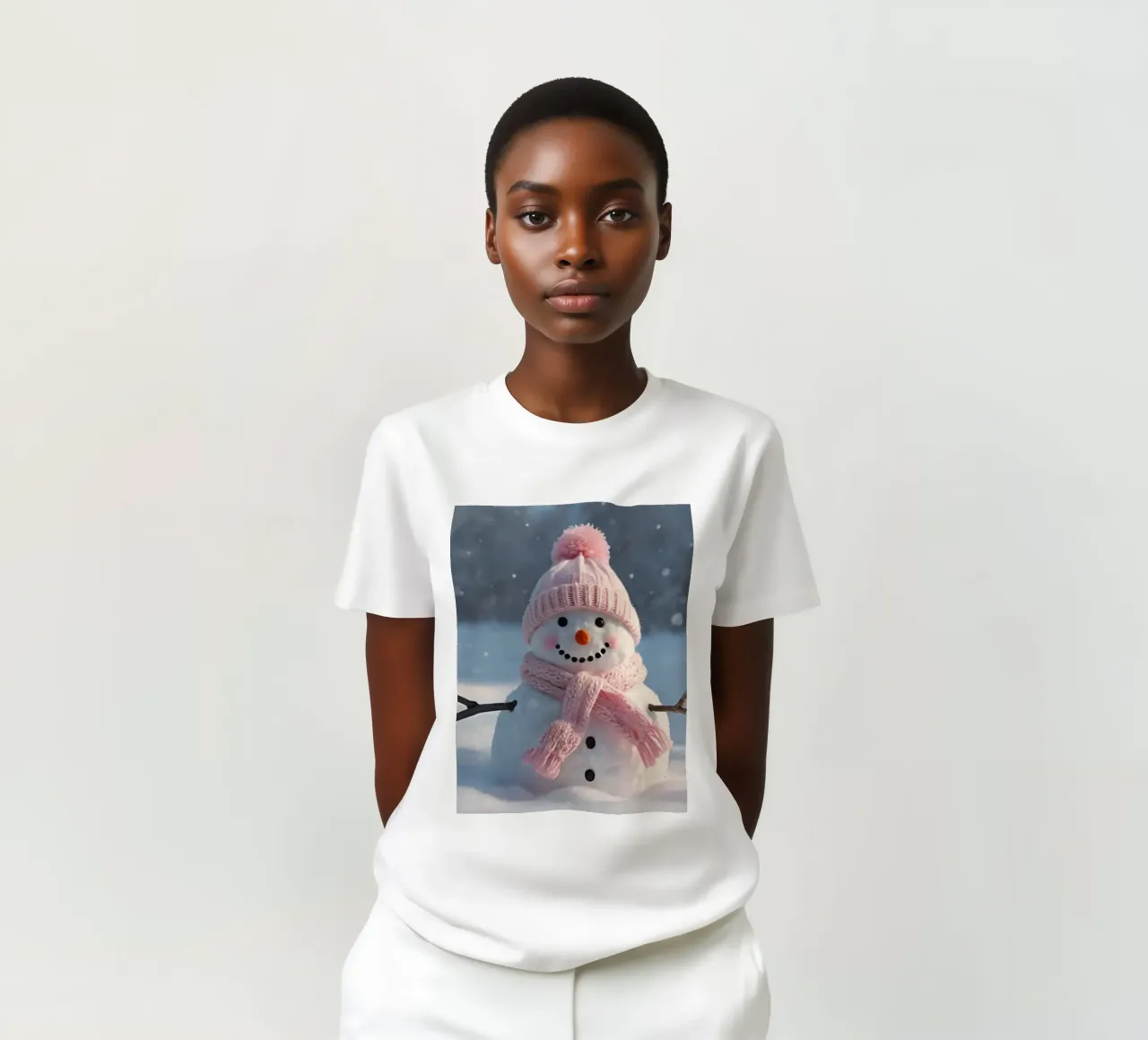 Pupazzo di neve con cappello e sciarpa rosa in piedi in un paesaggio invernale t-shirt da DesignDoodle
