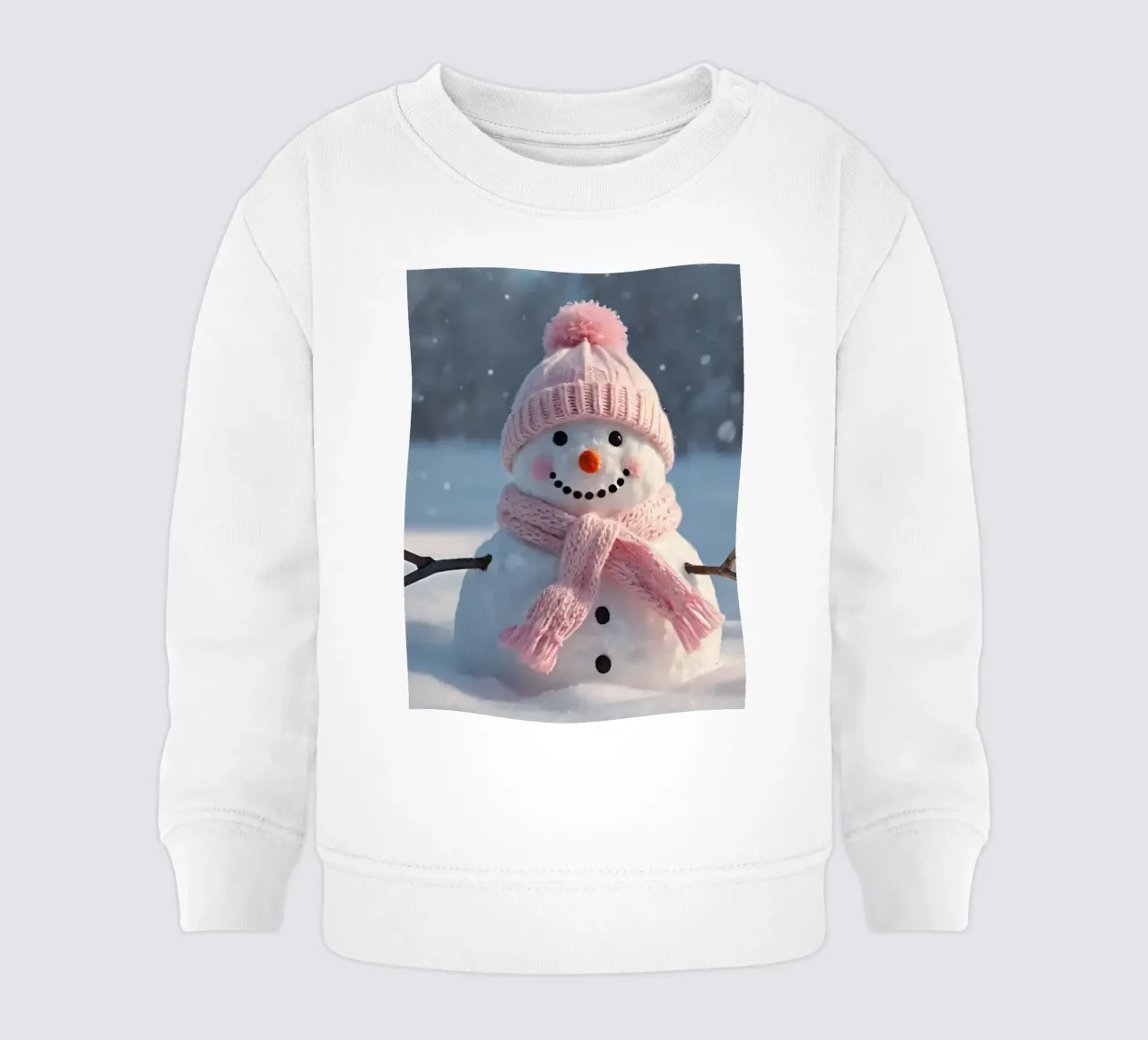 Pupazzo di neve con cappello e sciarpa rosa in piedi in un paesaggio invernale felpa neonato da DesignDoodle