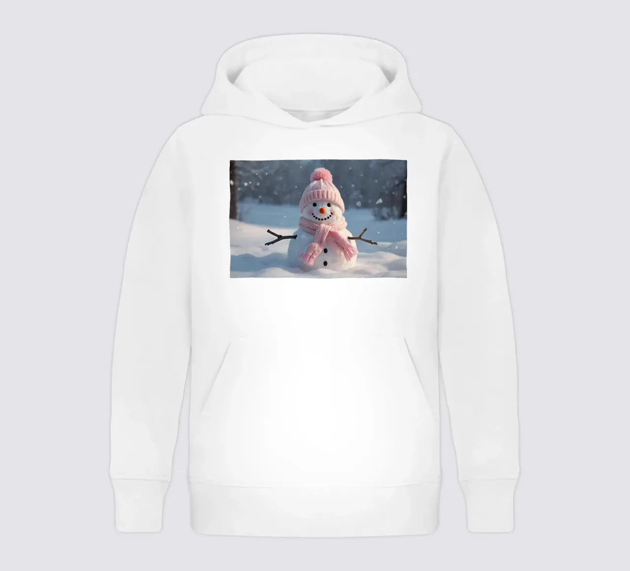 Pupazzo di neve con cappello e sciarpa rosa in piedi in un paesaggio invernale felpa bambino con cappuccio da DesignDoodle