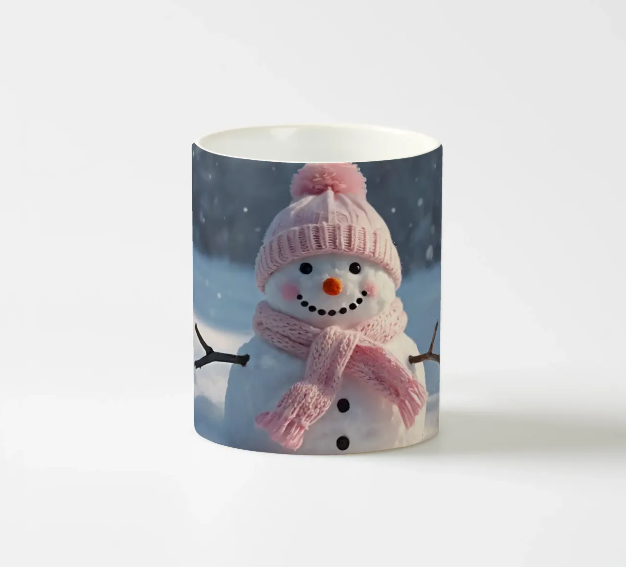 Pupazzo di neve con cappello e sciarpa rosa in piedi in un paesaggio invernale tazza in ceramica da DesignDoodle