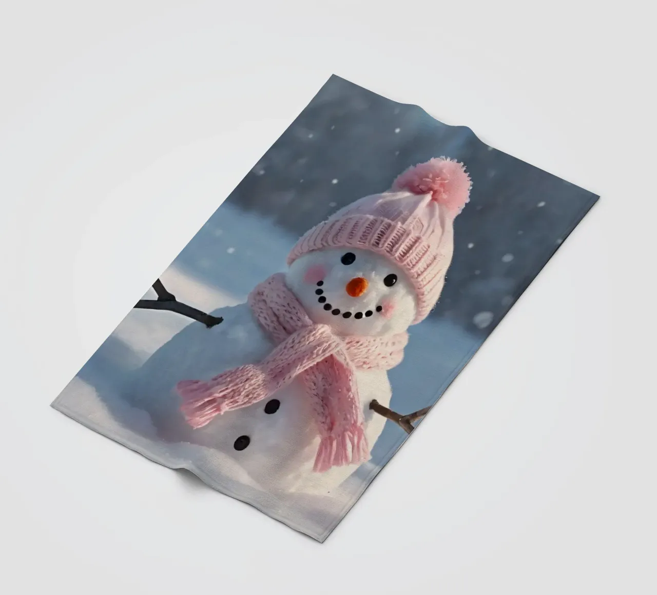 Pupazzo di neve con cappello e sciarpa rosa in piedi in un paesaggio invernale coperta in pile da DesignDoodle